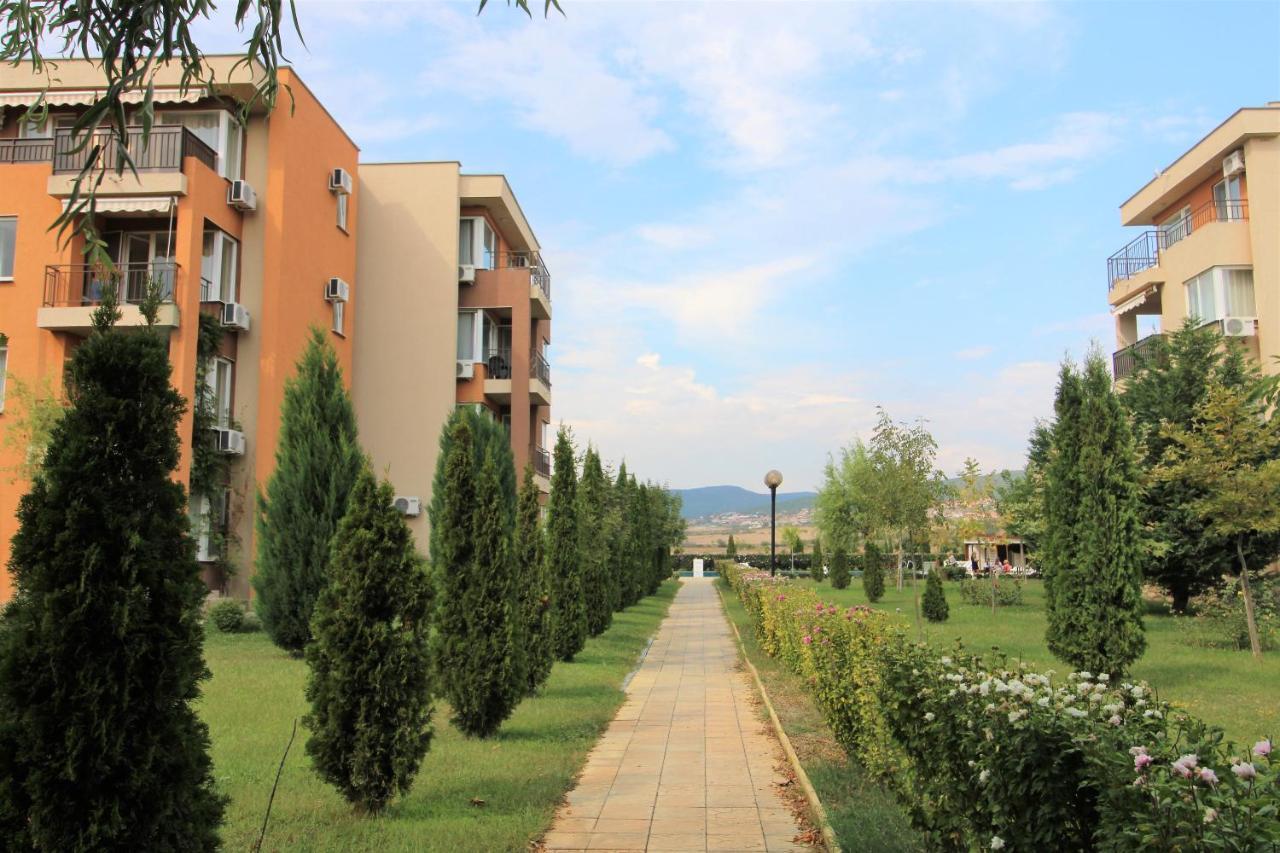 Holiday-Orchid Menada Apartments Pantai Sunny Bagian luar foto
