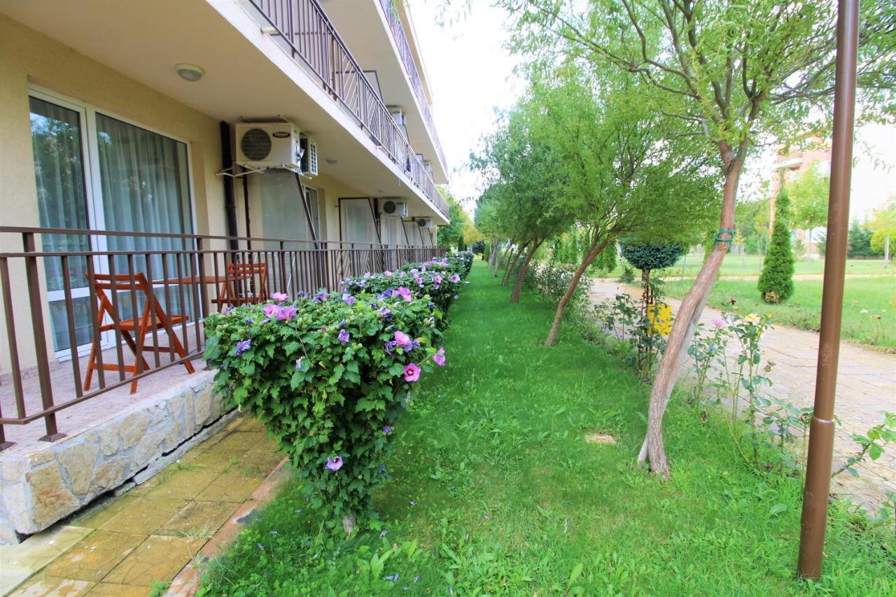 Holiday-Orchid Menada Apartments Pantai Sunny Bagian luar foto
